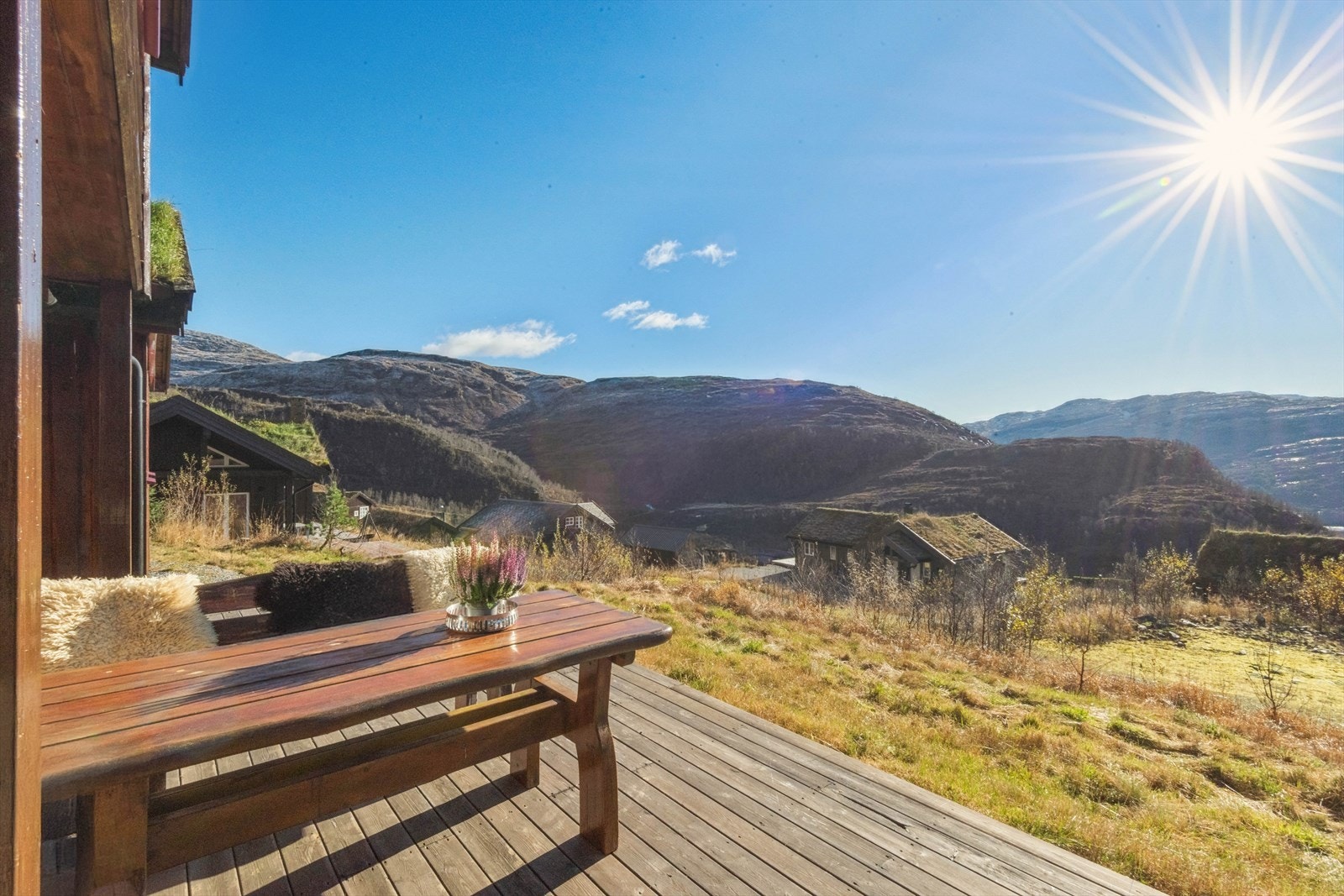 - Terrassen er romslig med god plass til ønsket utemøblement - Galleribilde