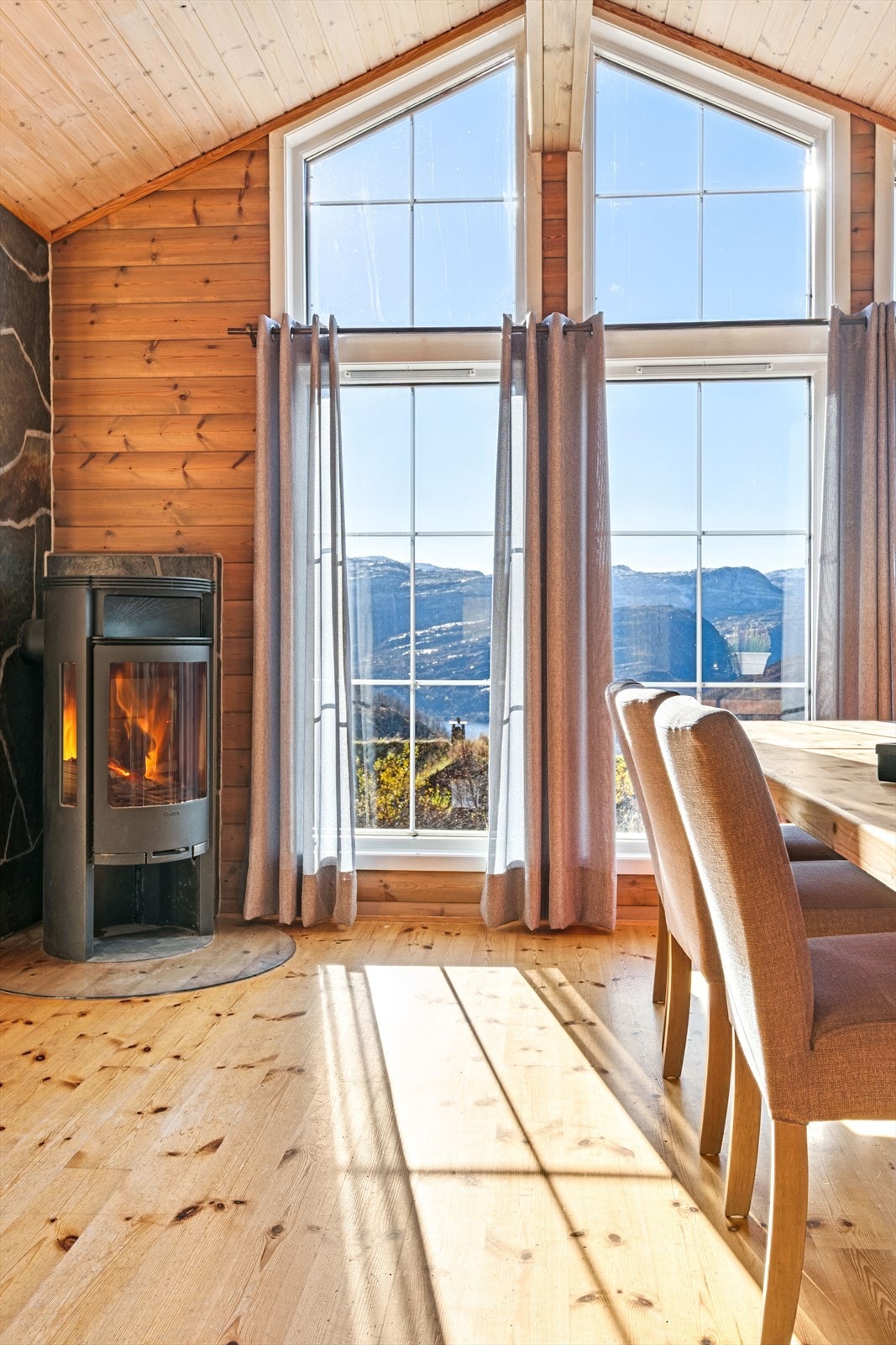 - De store vindusflatene kombinert med den generøse takhøyden på inntil 3,24m sørger for en fantastisk, luftig atmosfære - Galleribilde