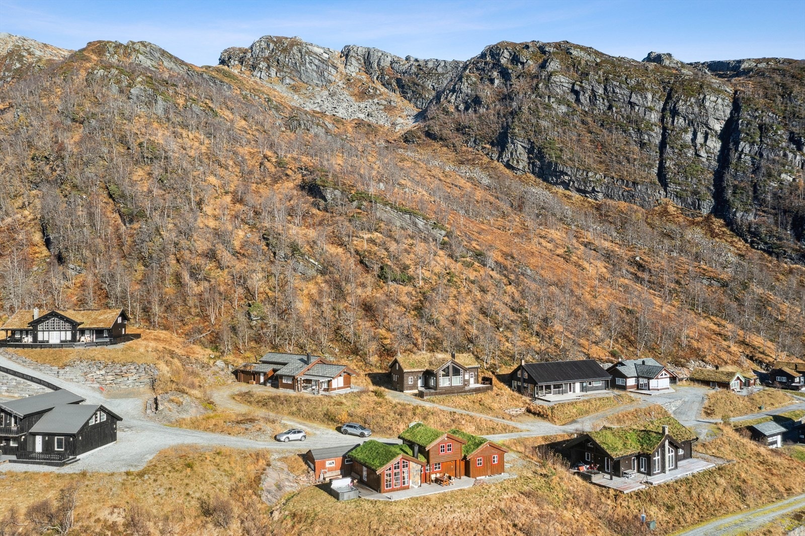 - 8 minutters kjøring til Kvamskogen landhandleri. Videre er det 20 minutters kjøring til Norheimsund - Galleribilde
