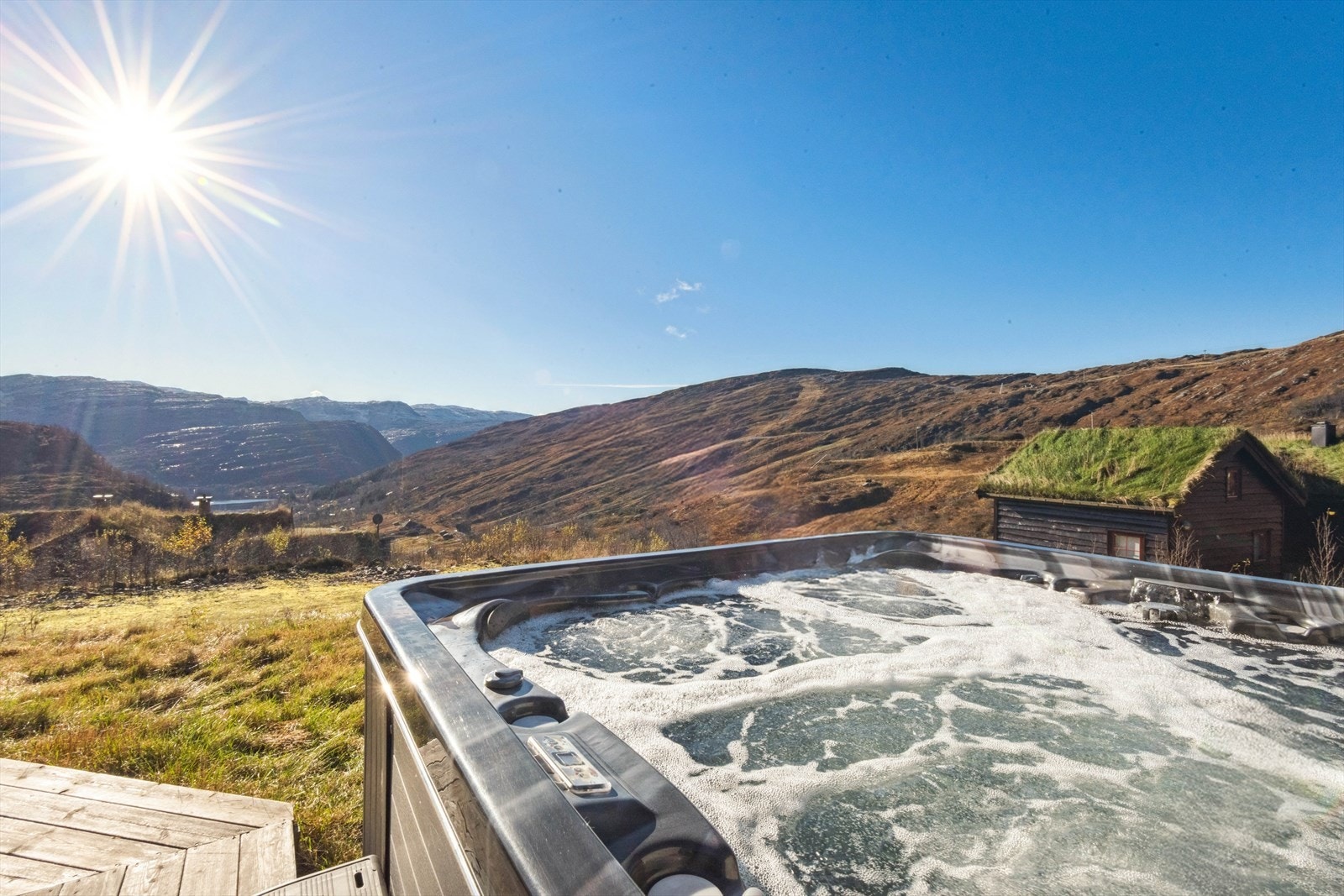 - Eiendommen kan blant annet skilte med en romslig markterrasse, gode solforhold, vakker utsikt og jaquzzi! - Galleribilde