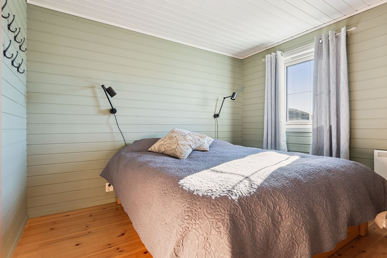 - Hytten har hele 5 soverom og rikelig med sengeplasser. 3 av soverommene finner du i hovedetasjen - Galleribilde