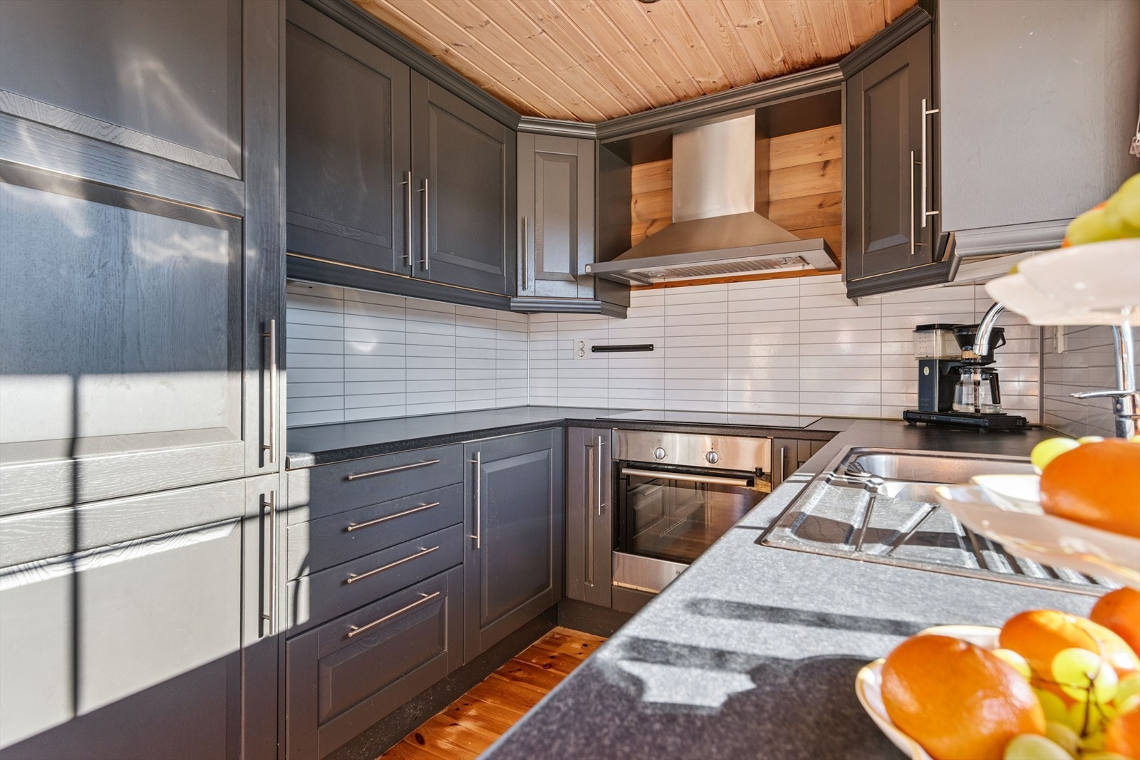 - Tidløs kjøkkeninnredning fra kvalitetsleverandøren Sigdal, med profilerte fronter og benkeplate av laminat - Galleribilde