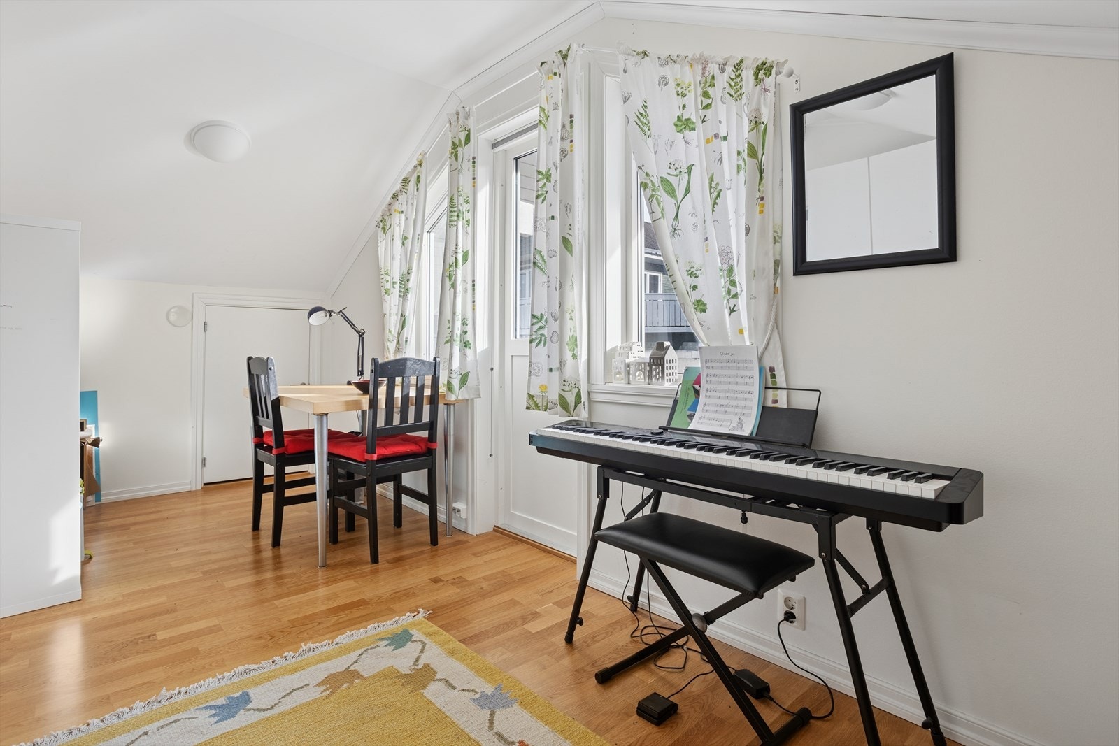 Loftsetasjen har tre gode soverom, loftstue, bad, samt godt med bodplass i kneveggene. Fra dette soverommet er det utgang til altan. Galleribilde