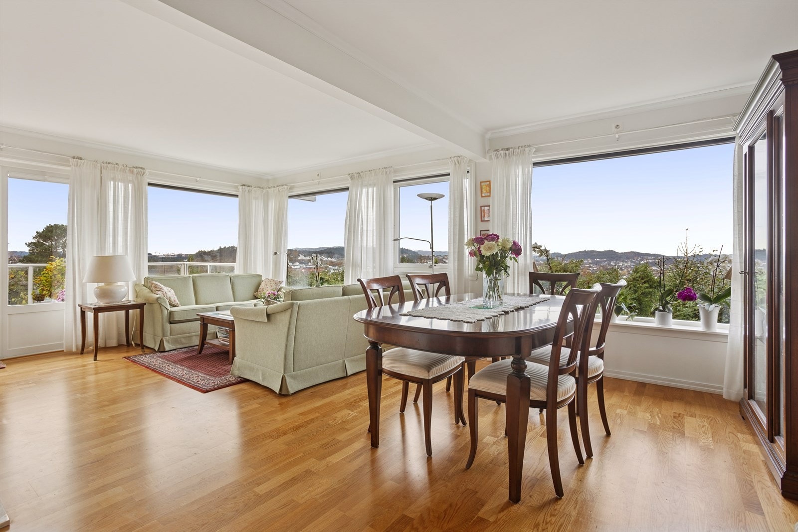 Fra stuen kan man nyte den vakre utsikten. Galleribilde