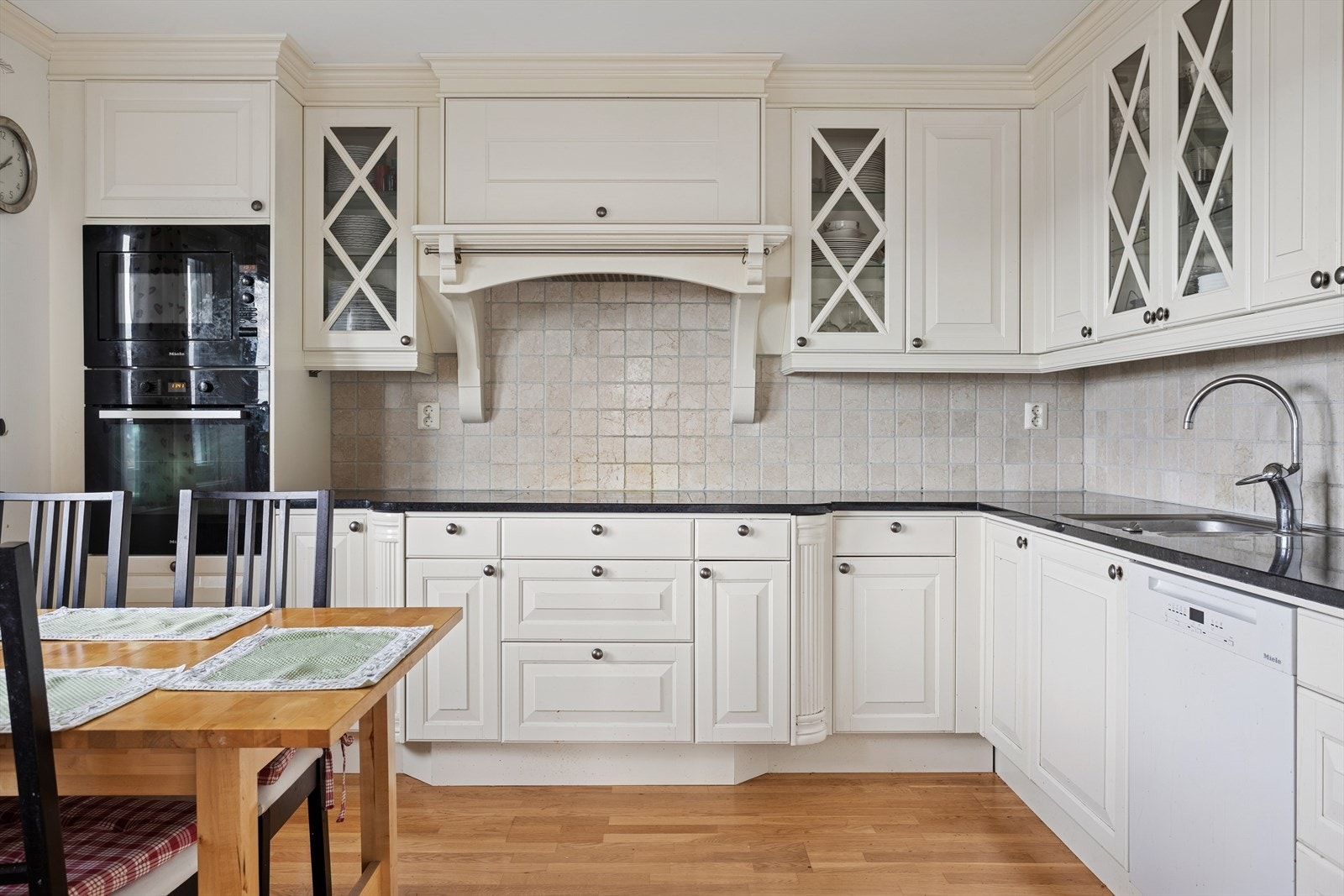 Kjøkkenet fremstår som tidløst og elegant, med kvalitetsinnredning fra Drømmekjøkkenet. Malte fyllingsfronter gir et klassisk uttrykk, mens granitt benkeplate og nedfelt stålvask tilfører både stil og funksjonalitet. Galleribilde