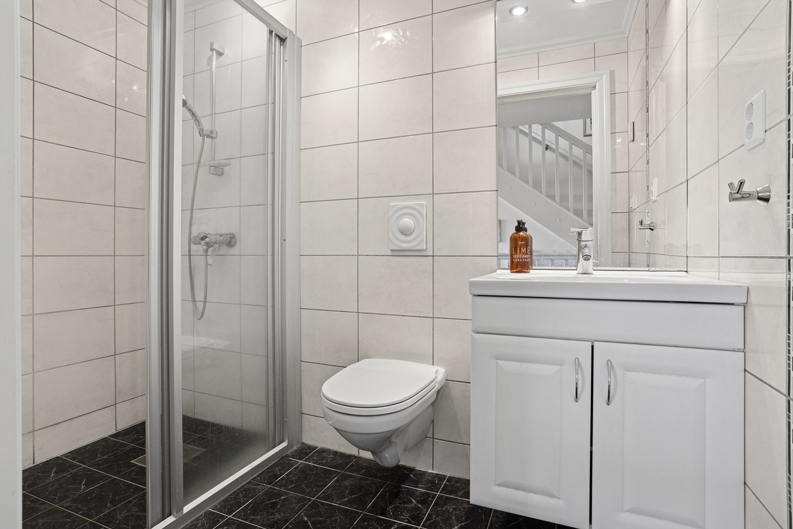 Hovedetasjen har to bad, dette blir et perfekt gjestebad. Gjestebadet er et pent, flislagt baderom i 1. etasje med moderne og funksjonell utforming. Galleribilde