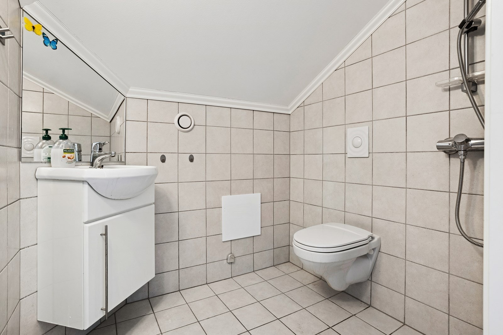 Det er innredet bad i øverste etasje. Dette badet finnes ikke på opprinnelige byggetegninger. Se mer informasjon under punkt for ferdigattest. Galleribilde