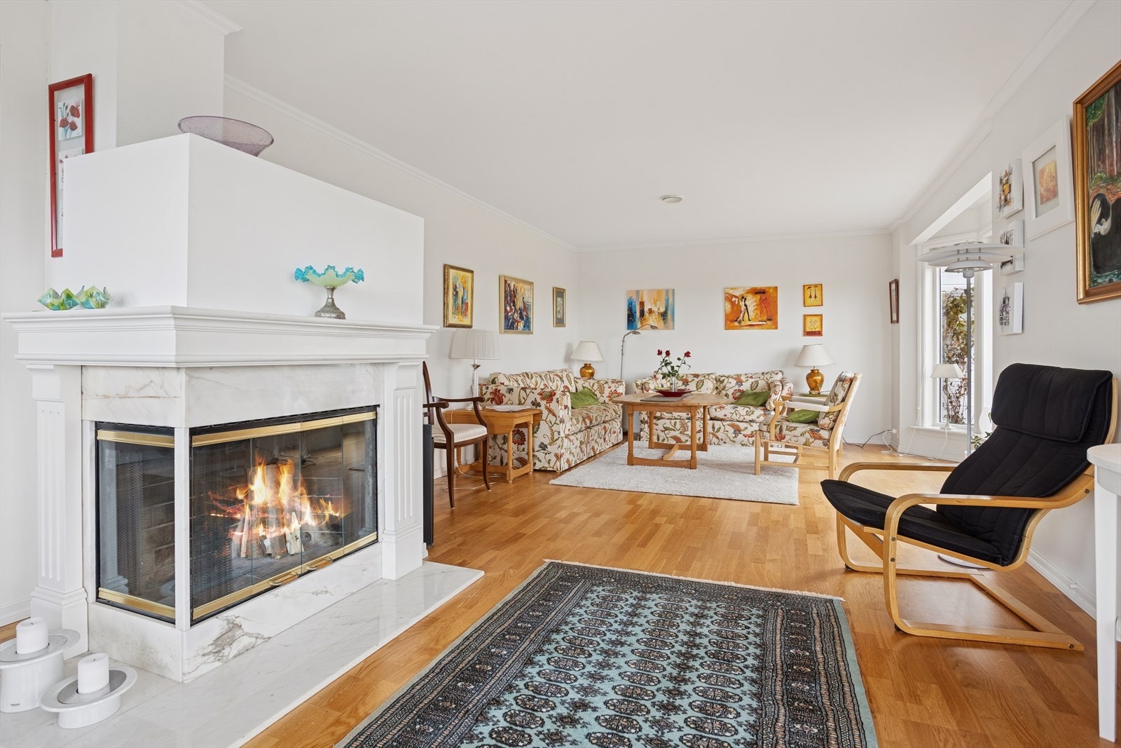 Den innerste delen av stuen har god plass til en romslig sofagruppe. Galleribilde