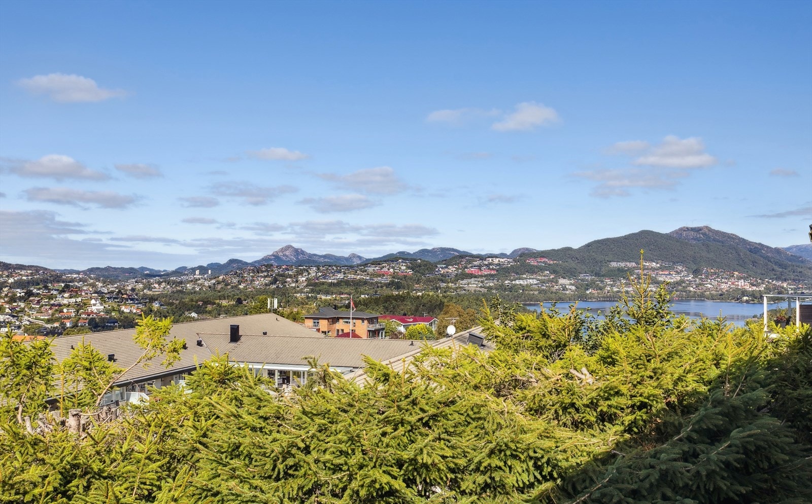 Flott utsikt mot Nordåsvannet og Bønes. Galleribilde