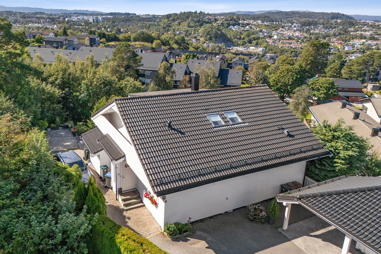 Boligen har p-plass på eiendommen, samt fri parkering på felles parkeringsplass. Galleribilde