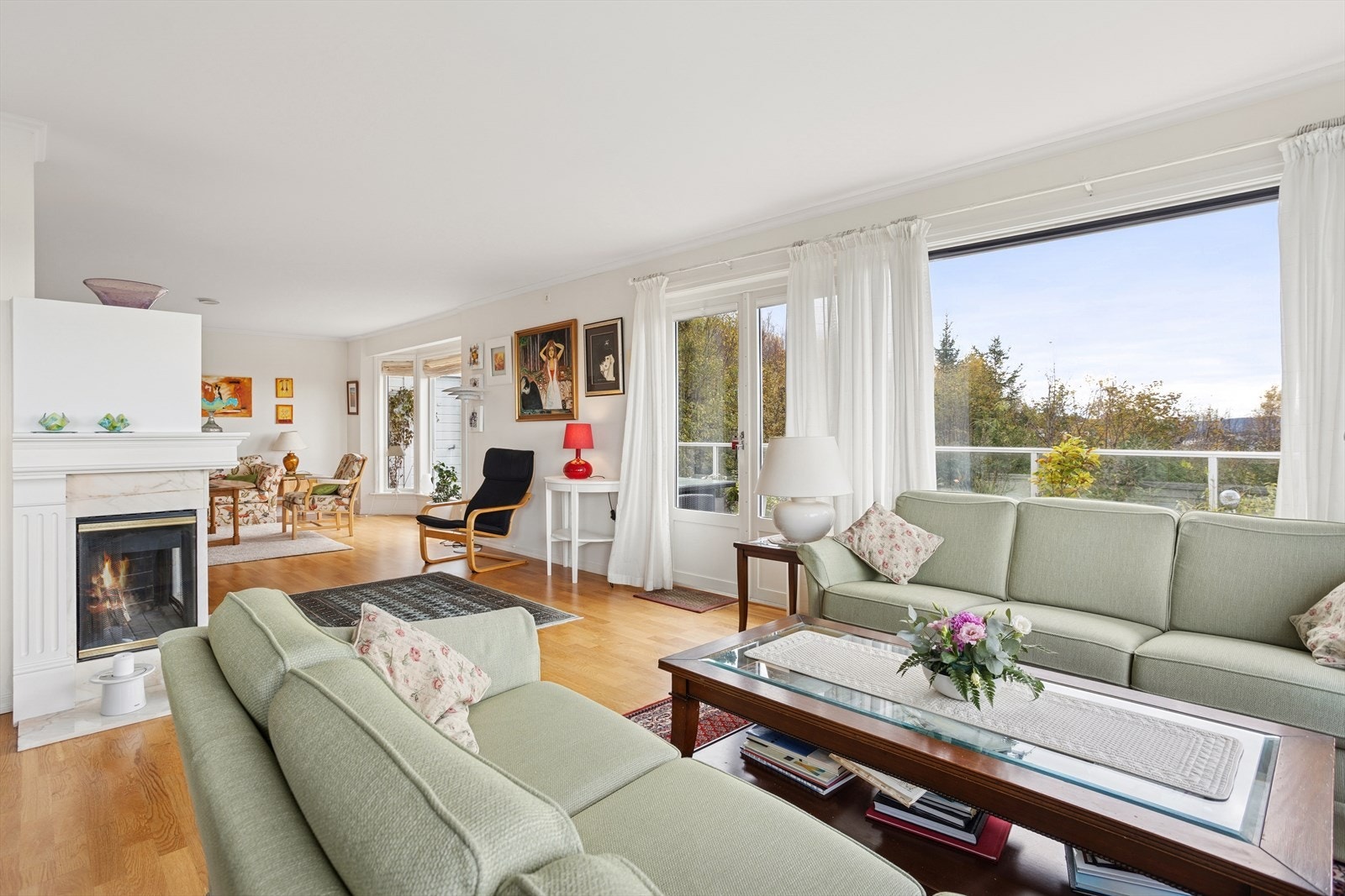 Stuen er svært lys og romslig, og enkel å møblere. Galleribilde