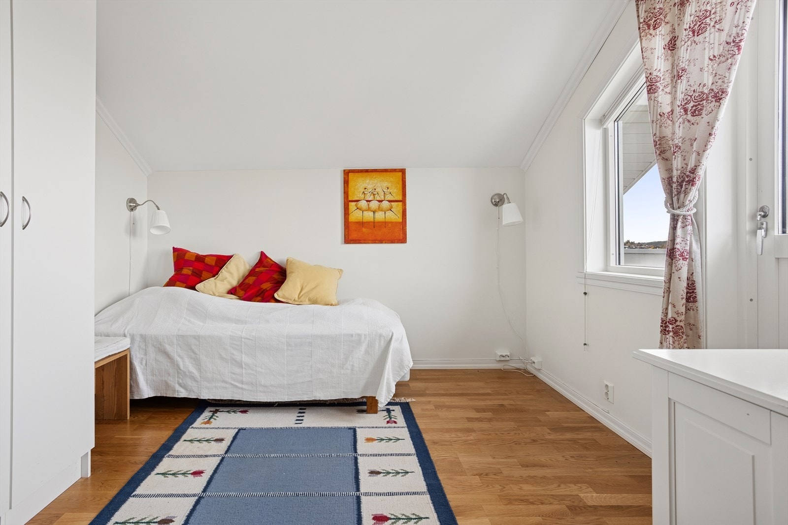 Soverom 2 i loftsetasjen. Fra dette soverommet er det også utgang til altan. Galleribilde