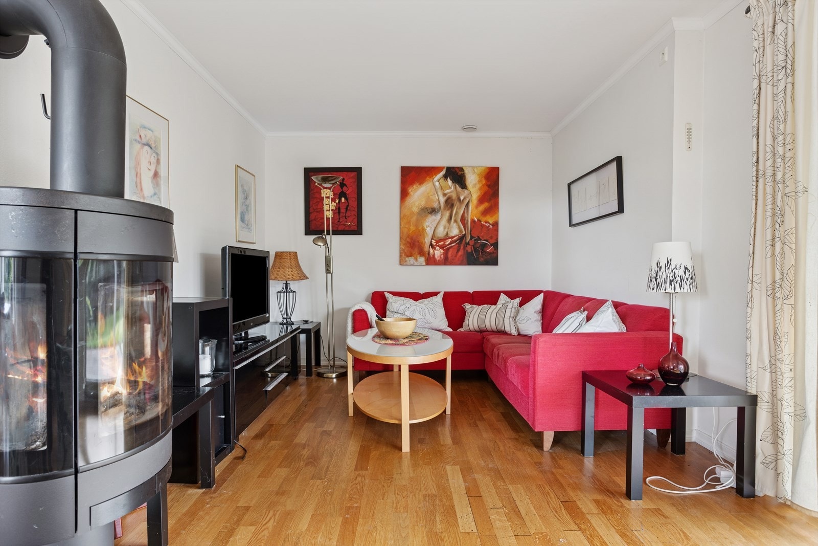 Kjellerstue med vedovn. Galleribilde