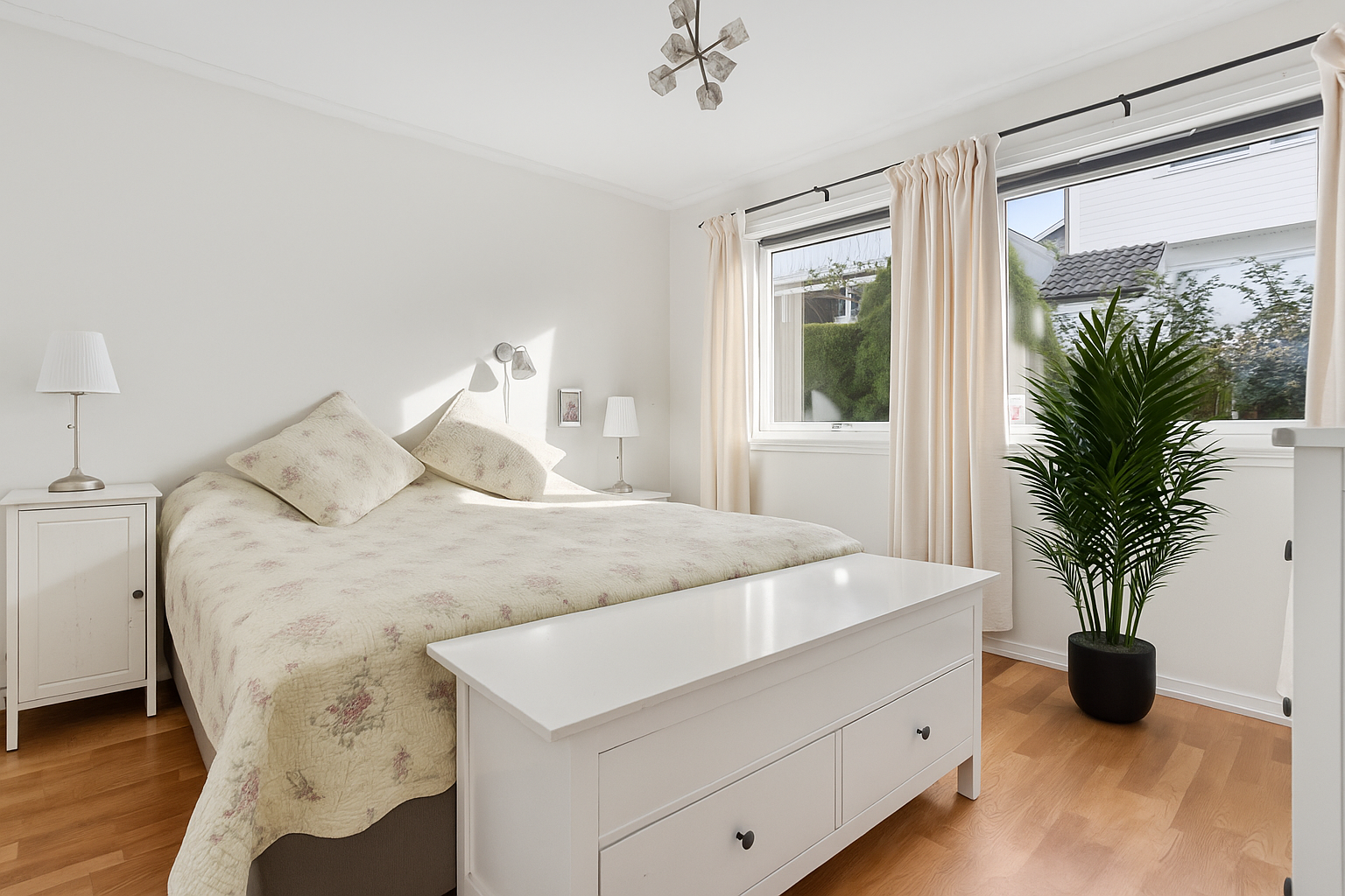 Hovedsoverommet har god plass til dobbeltseng og tilhørende møblement. Galleribilde