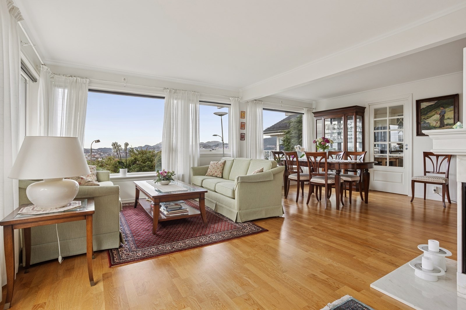 Boligen har en lys og romslig hovedstue med god plass til møblering i flere soner. Galleribilde