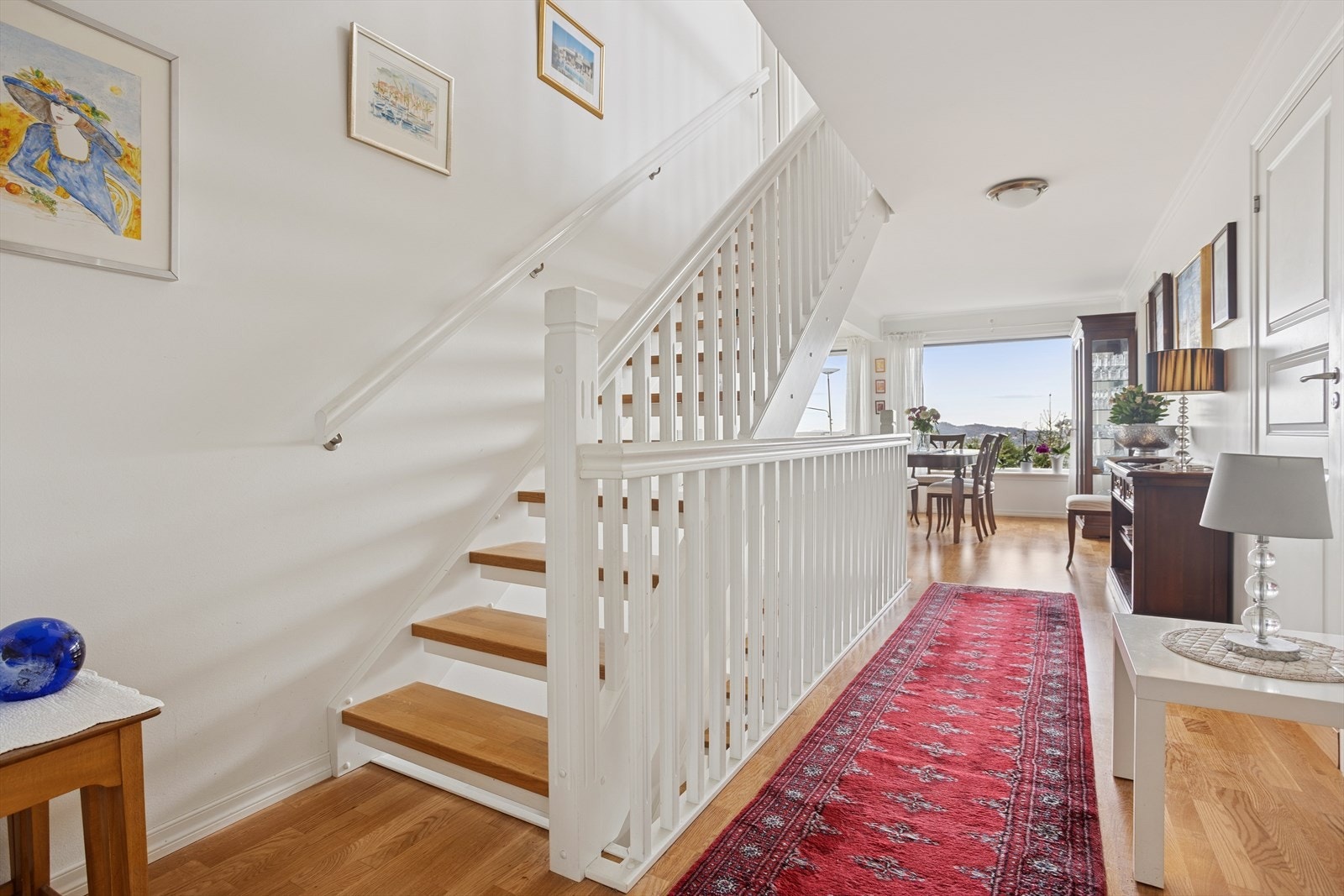 Lys og flott gang som leder videre inn til stuen og opp til andre etasje. Galleribilde