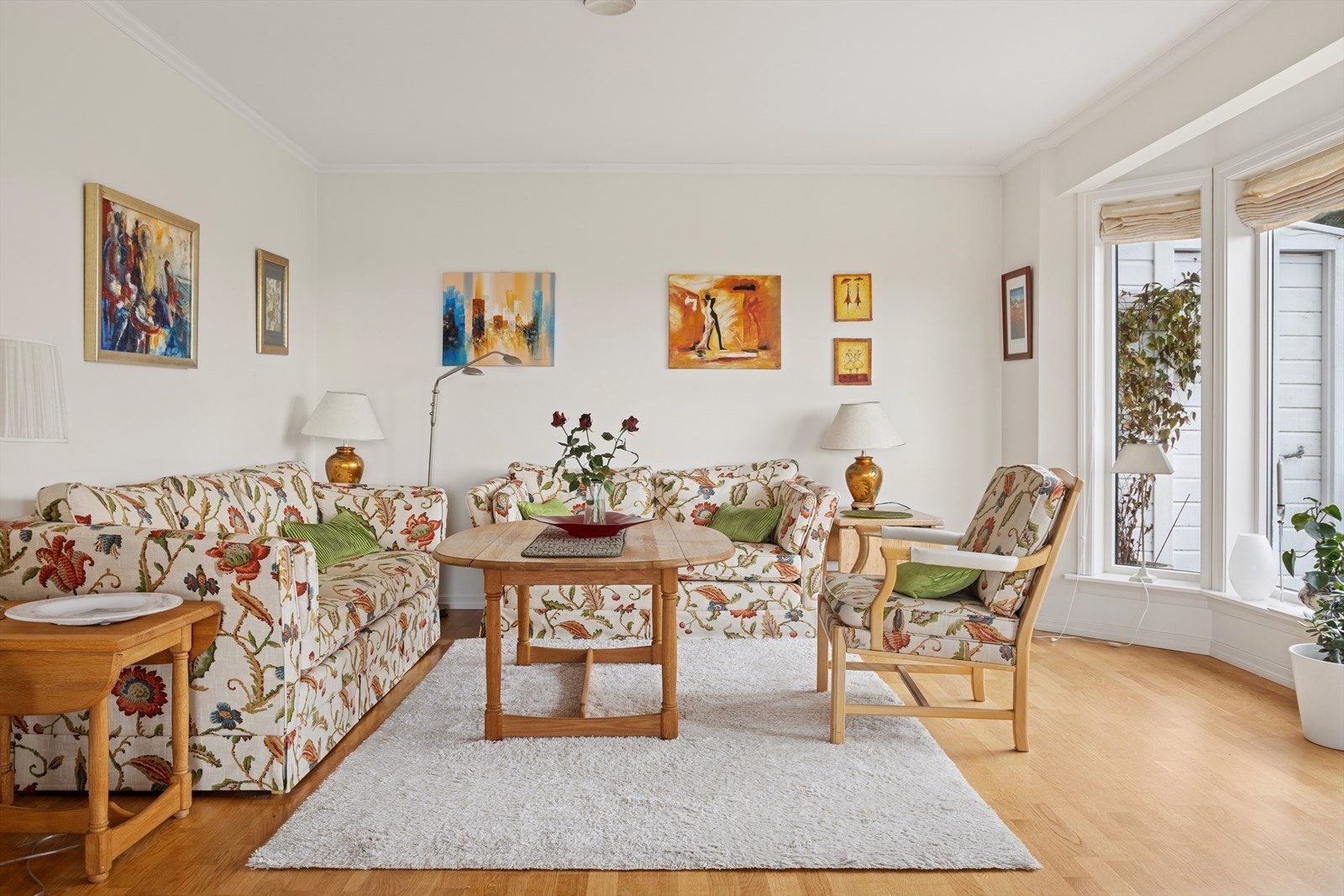 Stuen har gode lysforhold fra de store vindusflatene. Galleribilde