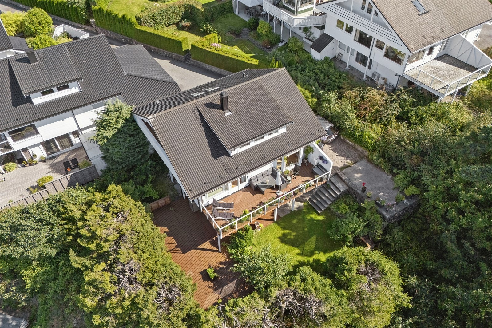 Eiendommen ligger idyllisk til med masse natur rundt. Biloppstillingsplass med el-lader. Galleribilde