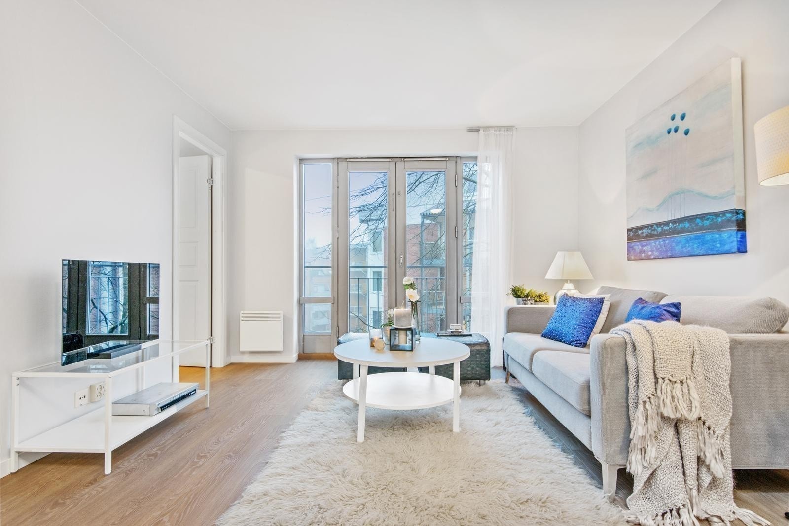 Lys og pen leilighet beliggende mot rolig gårdsrom. Kort vei til buss, butikker, kafeer, turområde lang Akerselva. Bildene viser en annen leilighet i bygget med tilsvarende standard Galleribilde