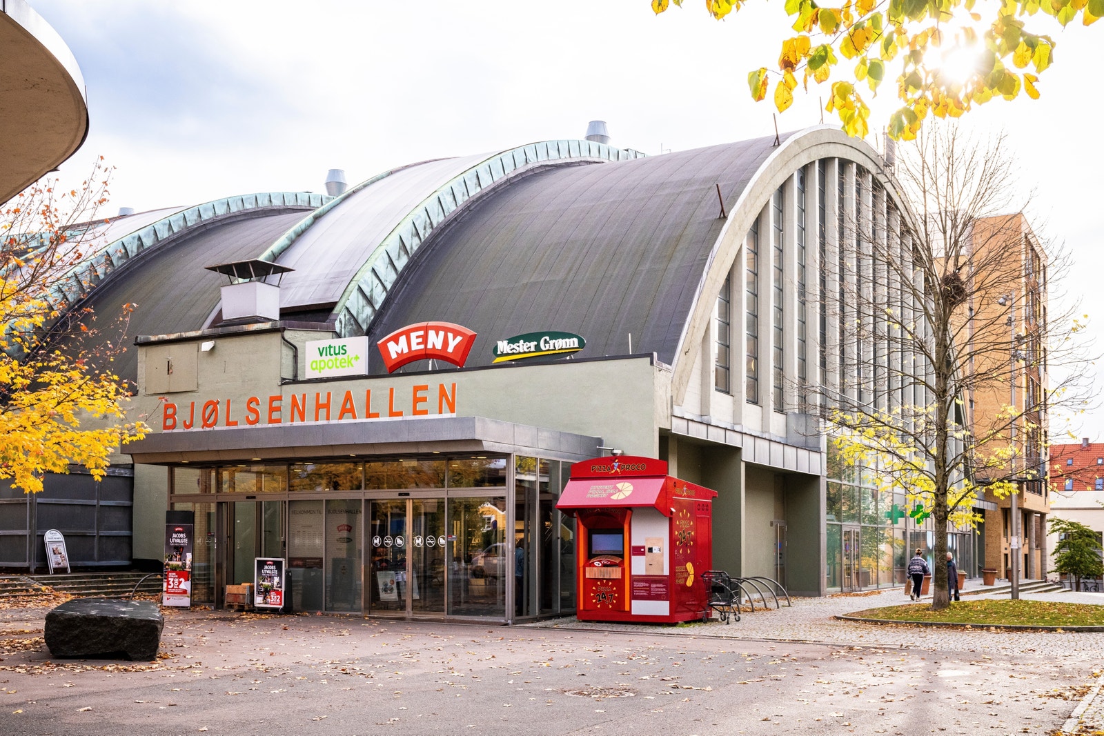 Bjølsenhallen idrettsanlegg, stor Meny-butikk, apotek, frisør, blomsterforretning Galleribilde