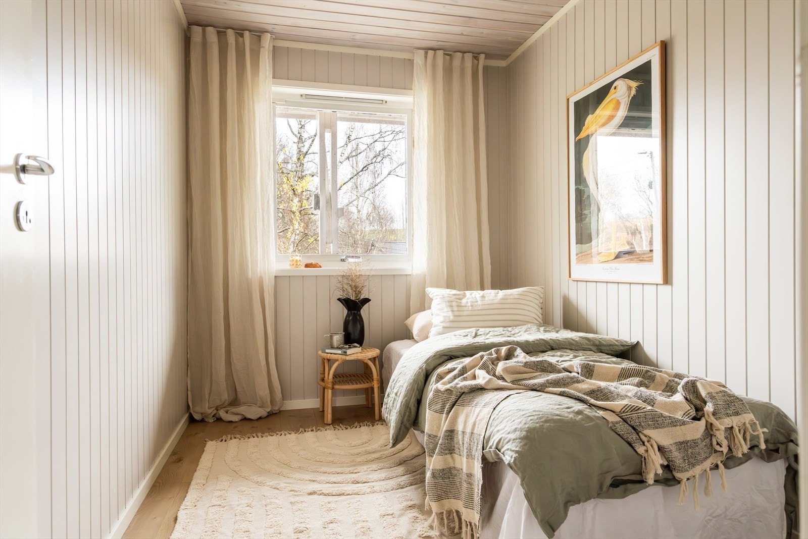 Det er god plass til seng med tilhørende nattbord og ønskede garderobeløsninger. Galleribilde