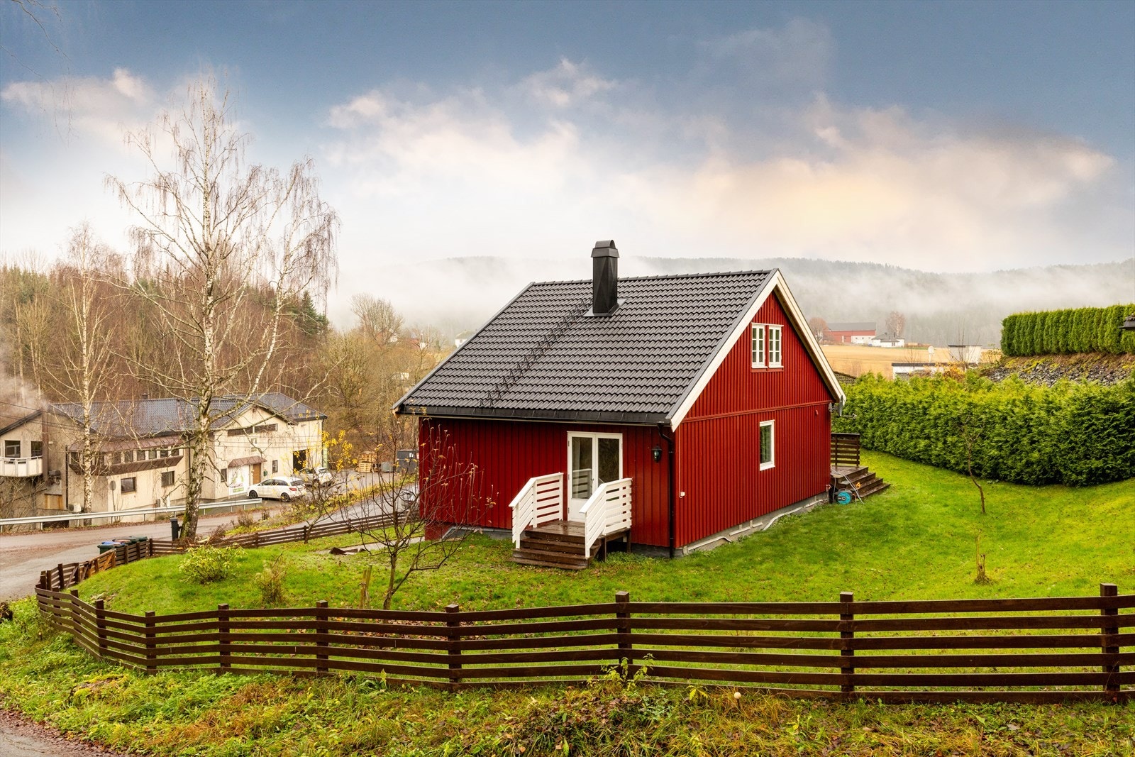 Hagen er svært velstelt, med vakre blomster, frukttrær og store flate plenområder. Den avgrenses av et solid gjerde med port ved innkjøringen, frodig hekk og støttemur mot nabo i bakkant. Galleribilde