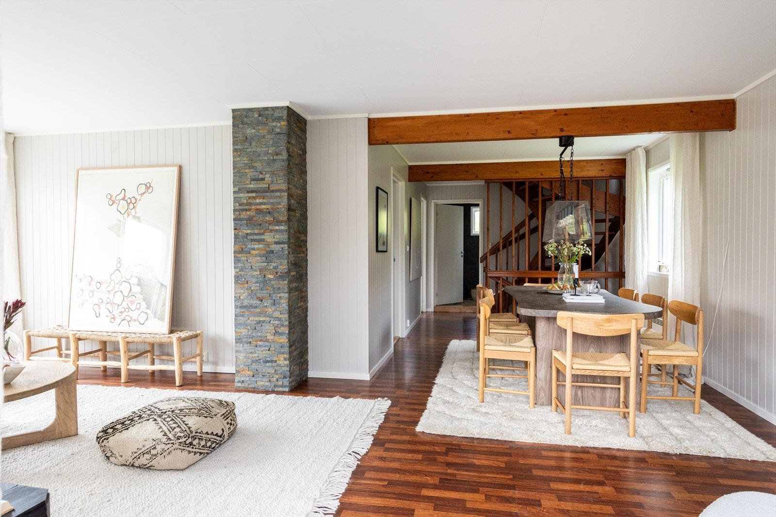 Rommet er romslig, innbydende og åpent med mange møbleringsmuligheter. Galleribilde