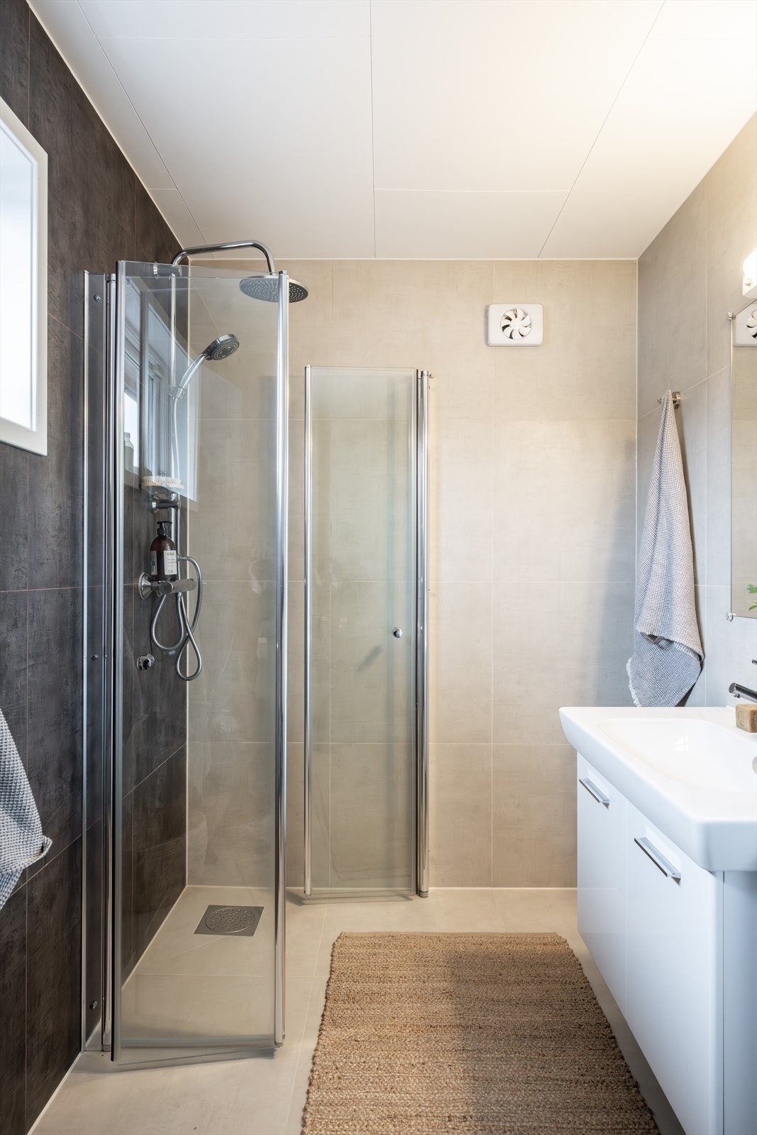 Boligen har et eget baderom i tillegg til et kombinert bad og vaskerom. Det første badet er lokalisert i hovedetasjen og ble pusset opp i 2017. Galleribilde