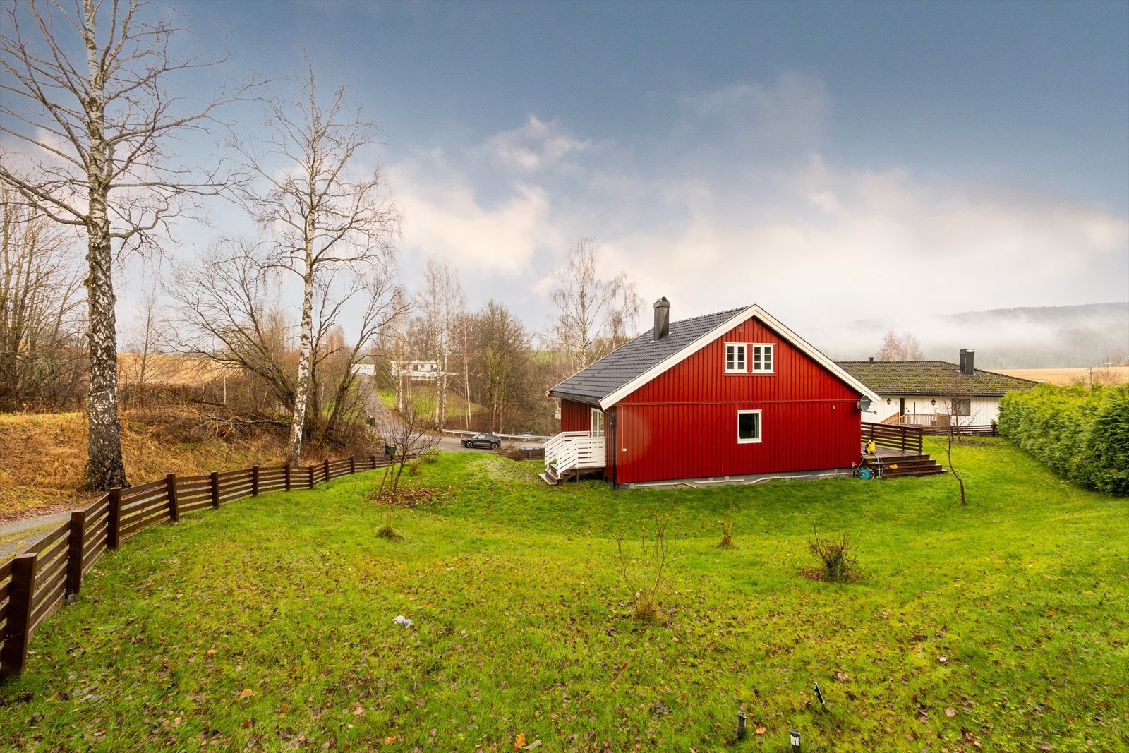 Hagen byr på boltreplass for hele familien, hvor man kan innrede med trampoline, badmintonnett og kjøkkenhage. Galleribilde