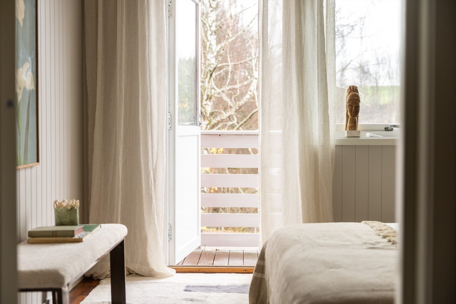 Hovedsoverommet har pent laminatgulv og en gjennomtenkt fargepalett på veggene. Galleribilde