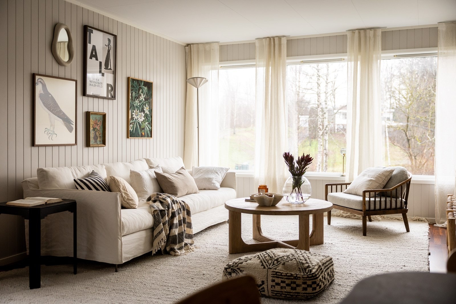 . Stuen har slitesterkt laminatgulv i mørk utførelse, lysmalte panelplater på veggflatene og lyse plater i himlingen. Galleribilde