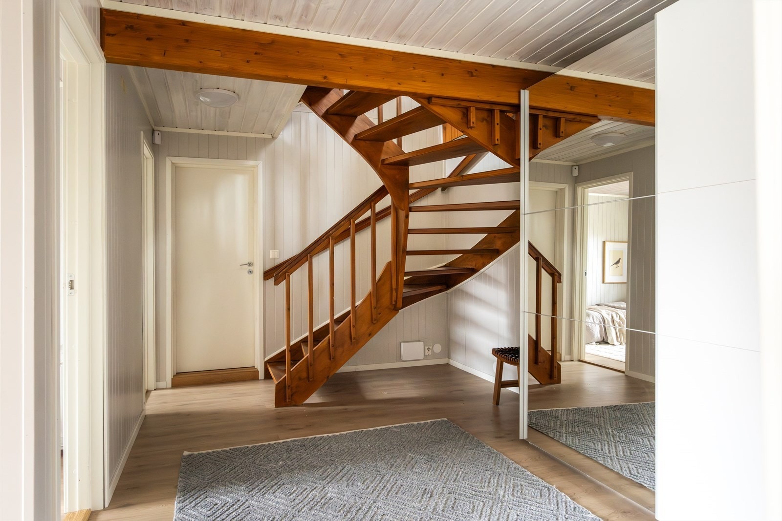 Det er montert en stor skyvedørsgarderobe i rommet. Galleribilde