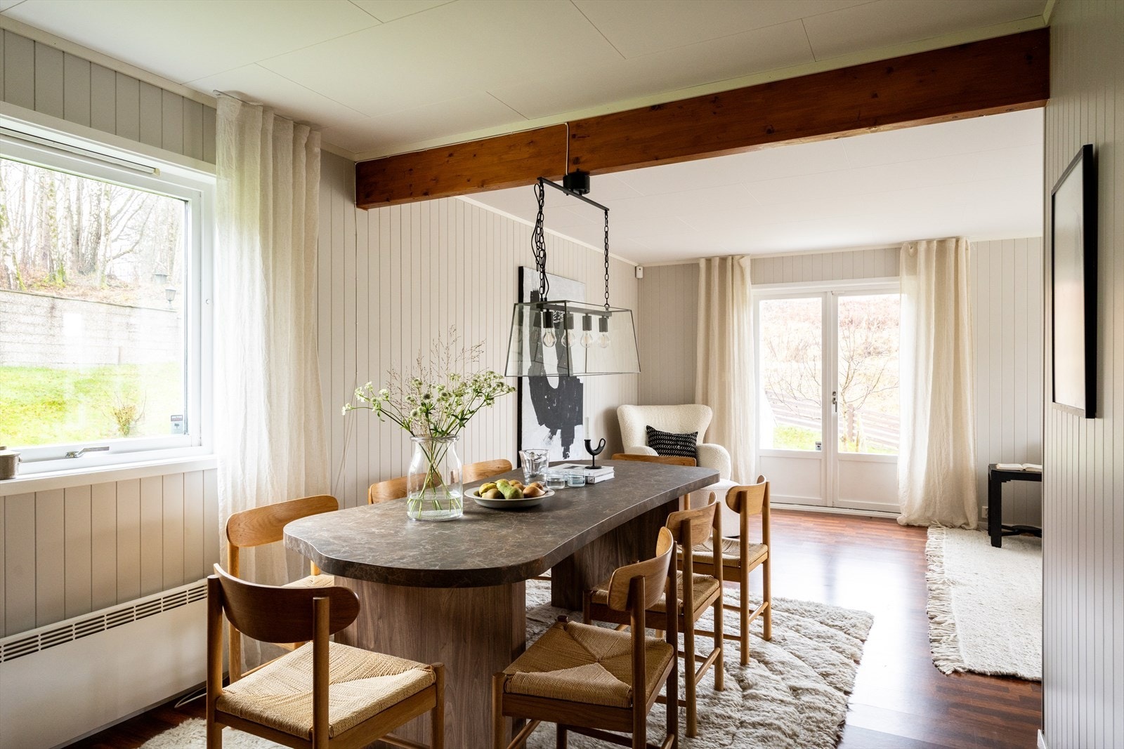 Dagligstuen og spisestue er i boligens hovedetasje. Galleribilde