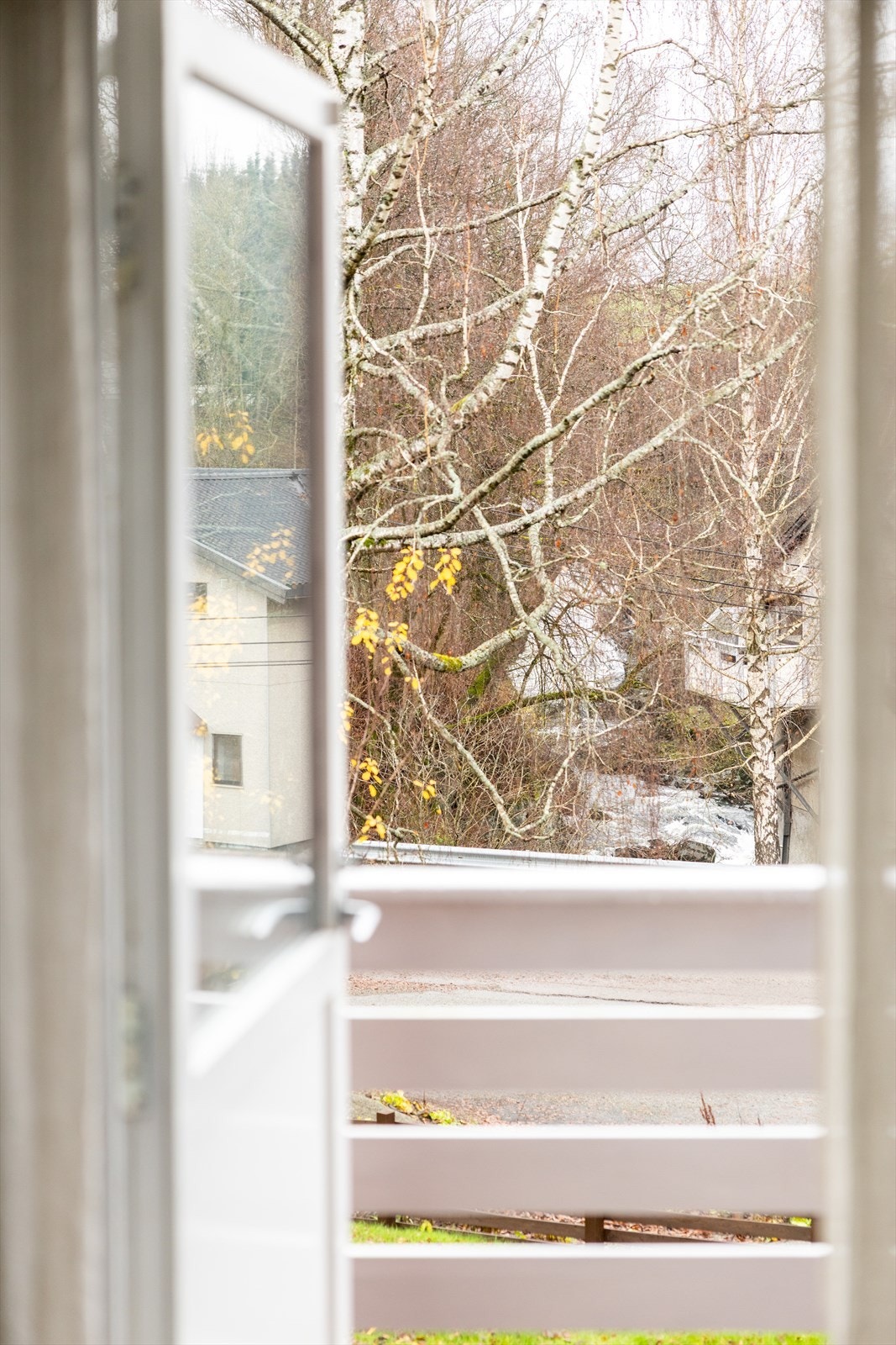 Rommet har i tillegg utgang til den store solrike terrassen via terrassedør med glass. Galleribilde