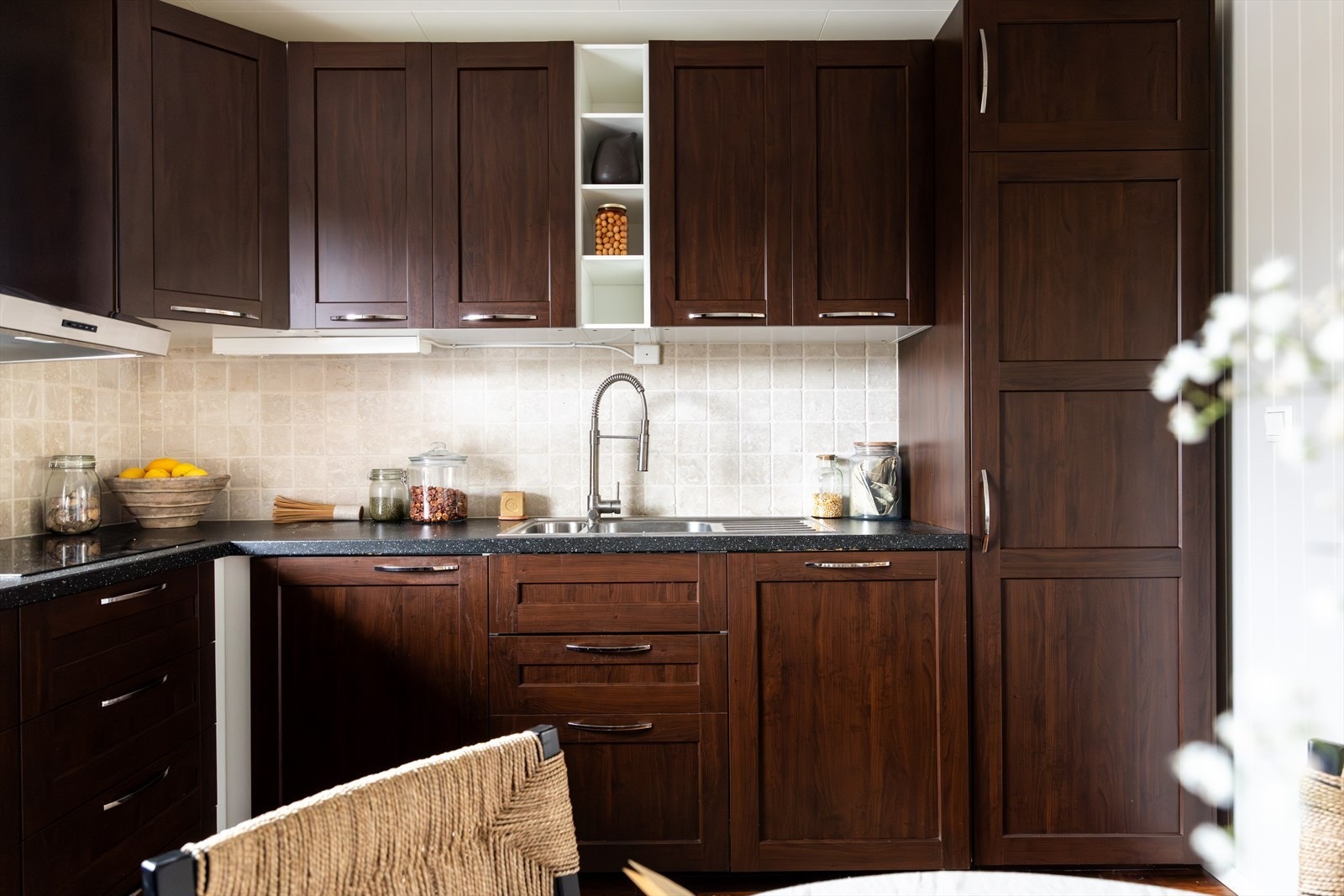 Innredningen er holdt i en mørk og tidløs stil som fremstår nærmest skreddersydd for rommet med god benk- og skapplass. Galleribilde