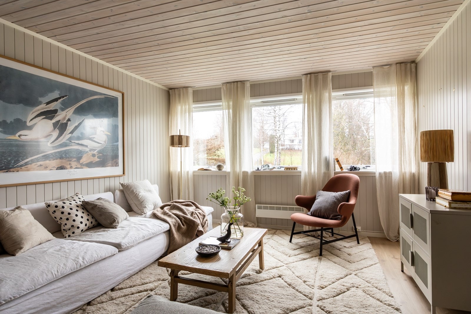 I underetasjen til boligen finner vi en lys og koselig kjellerstue. Galleribilde