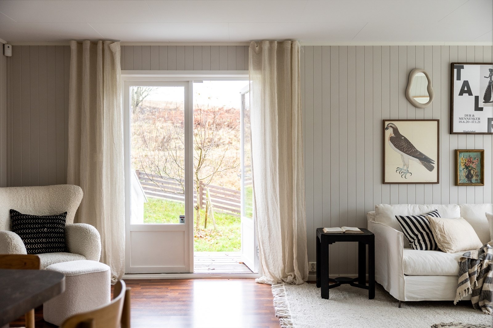 Det er utgang fra rommet via dobbel terrassedør til den koselige og store hagen. Galleribilde