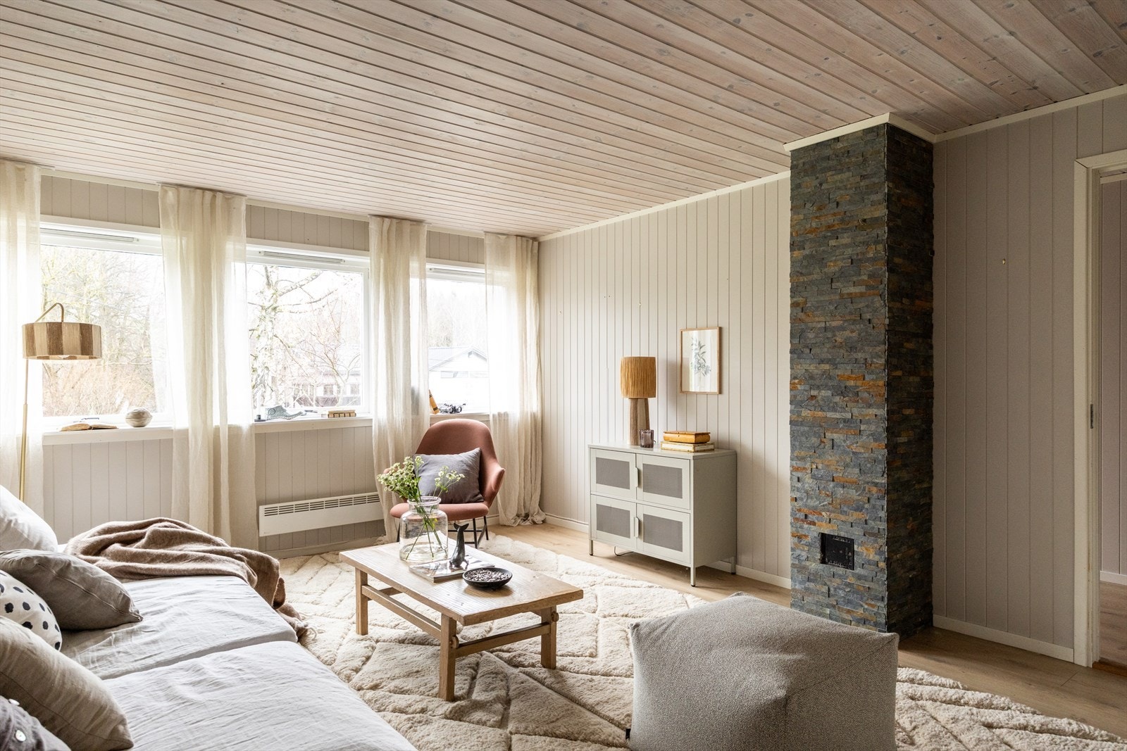 Rommet har fin plass til innredning med sofa eller godstoler med tilhørende TV. Det er mulighet for montering av ildsted da det er pipeløp i rommet. Galleribilde