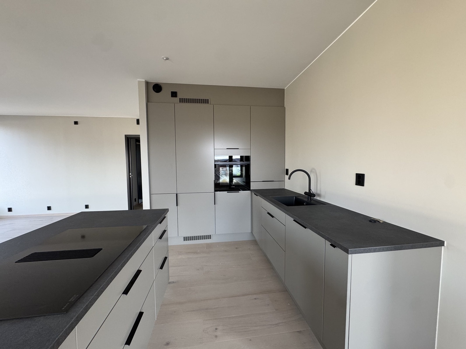 Det leveres hvitevarepakke fra Siemens bestående av innbyggingsovn med pyrolyse, 60 cm induksjonstopp, integrert kombiskap og oppvaskmaskin. Bilde fra byggeplass, 29/1-26. Galleribilde