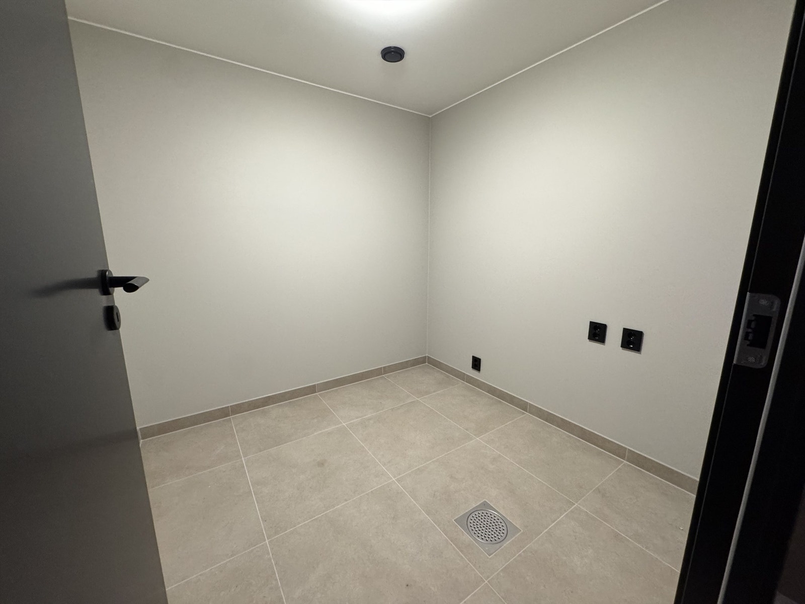 Videre fra bad 1 er det inngang til et svært praktisk vaskerom. Bilde fra byggeplass, 29/1-26. Galleribilde