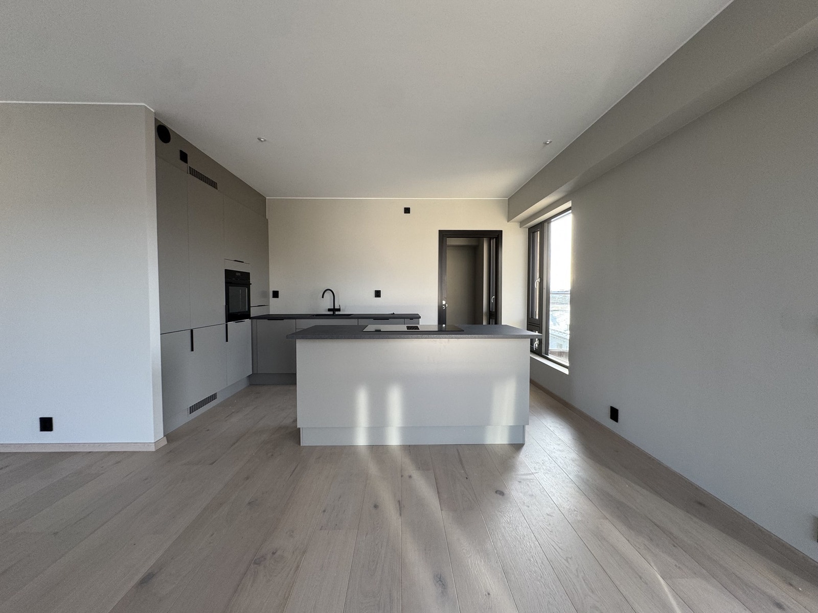 Stilrent kjøkken fra HTH med øy, type modell "Focus" og lakkfarge: Leire (NCS S4005-Y20R). Bilde fra byggeplass, 29/1-26. Galleribilde