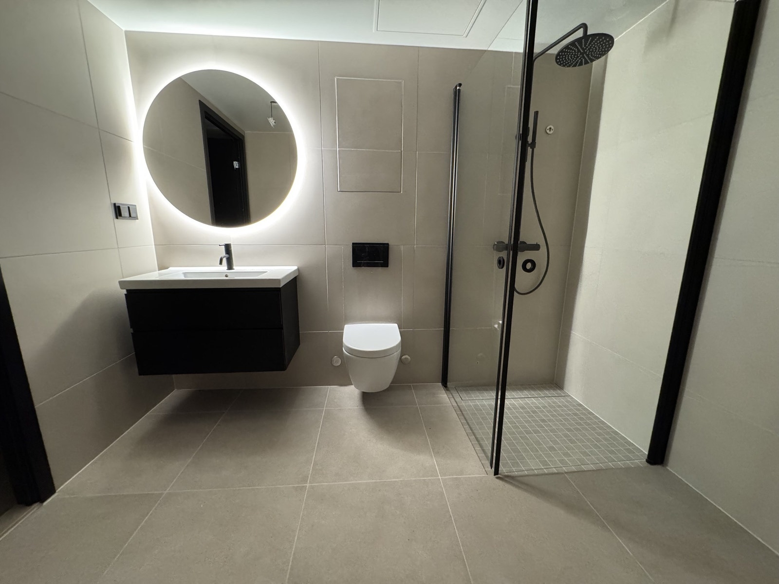 Bad 1 har inngang fra entréen og er på ca. 5,2 m². Bilde fra byggeplass, 29/1-26. Galleribilde