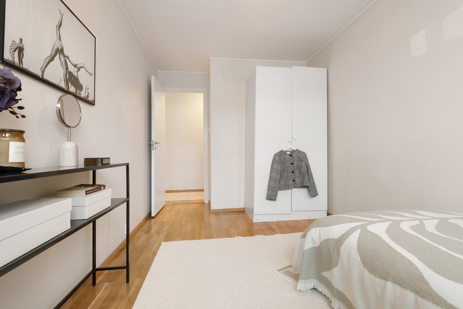 Alle garderobeskap medfølger handelen. Galleribilde