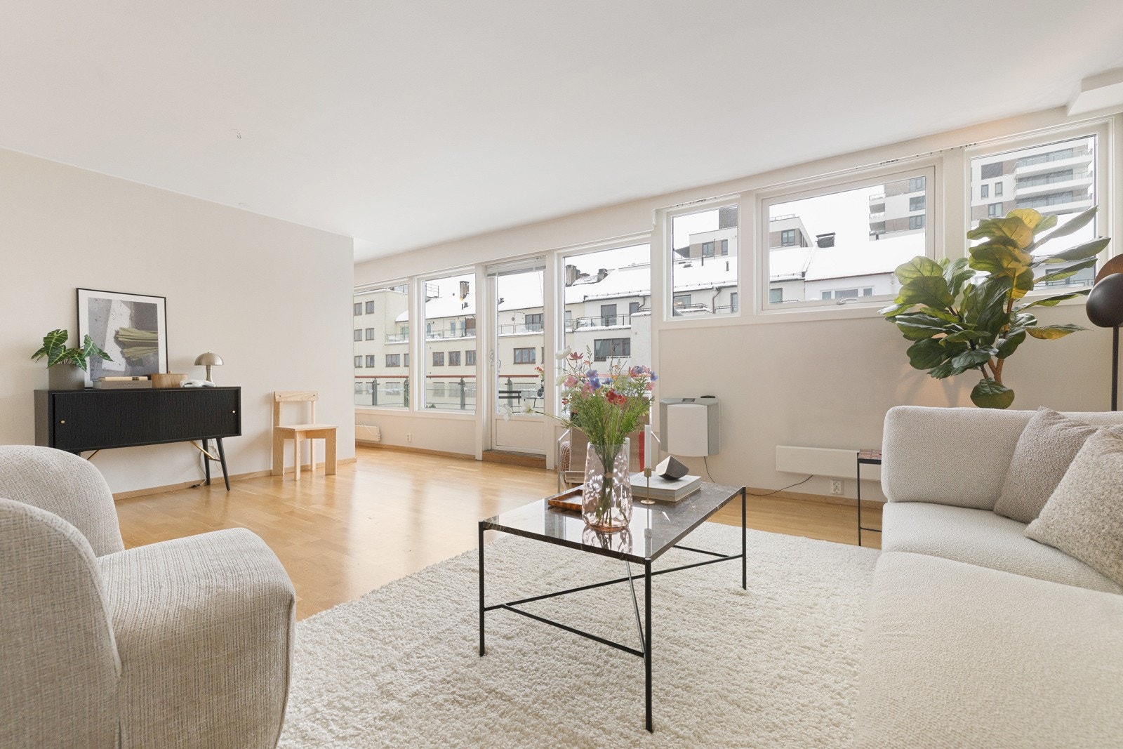 Stuen har god plass til sofagruppe med tilhørende møblement. Galleribilde