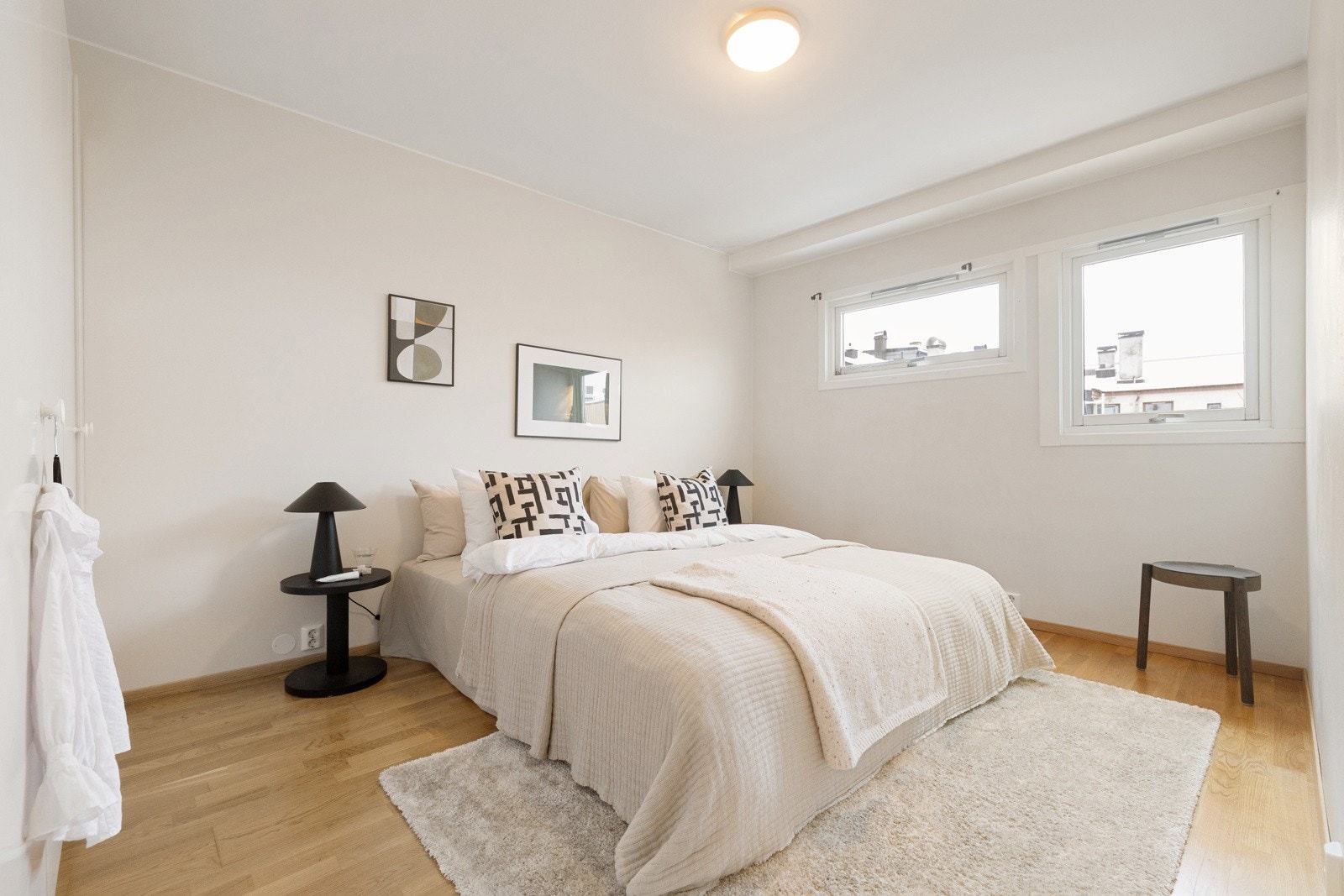 Leiligheten har tre gode soverom, hvorav to vender mot bakgård. Galleribilde