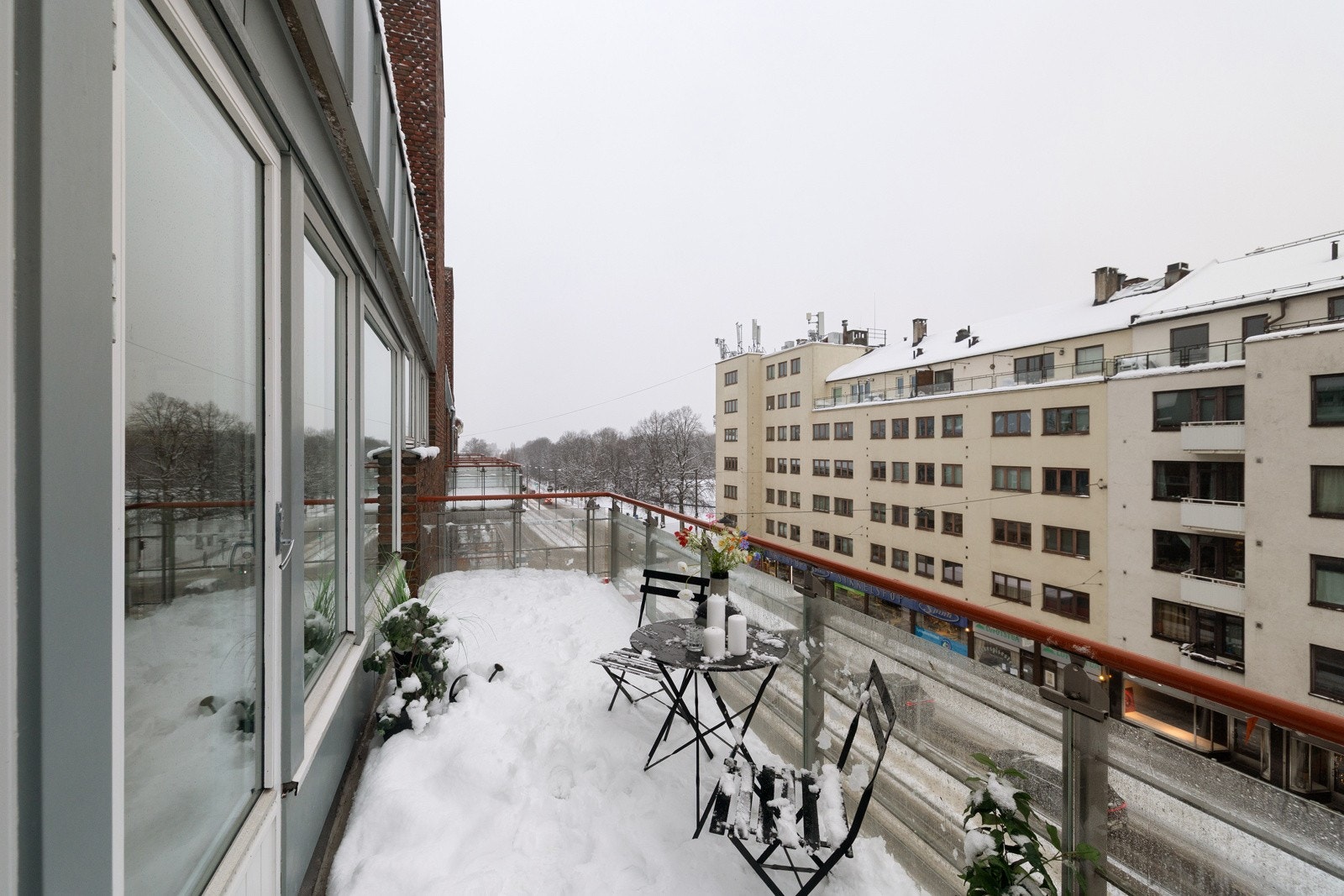 Fra stuen er det utgang til leilighetens nordvest-vendte balkong på ca. 9 kvm. Galleribilde