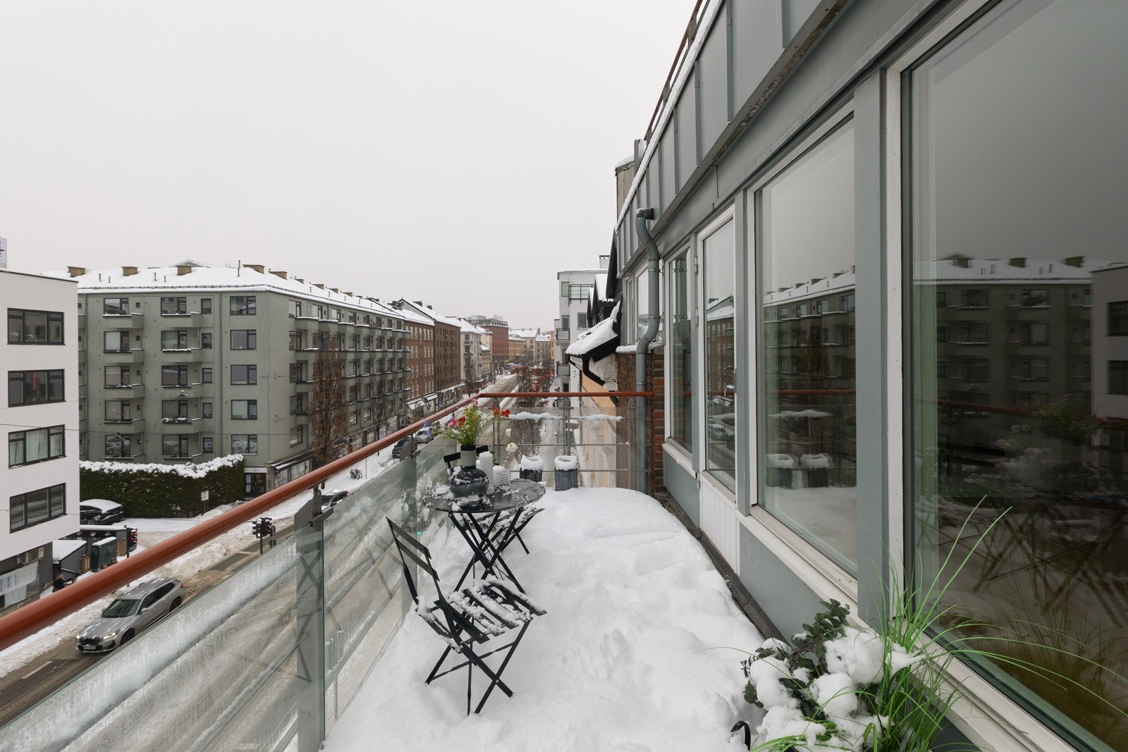 Balkongen har god plass til utemøblement og grill. Galleribilde