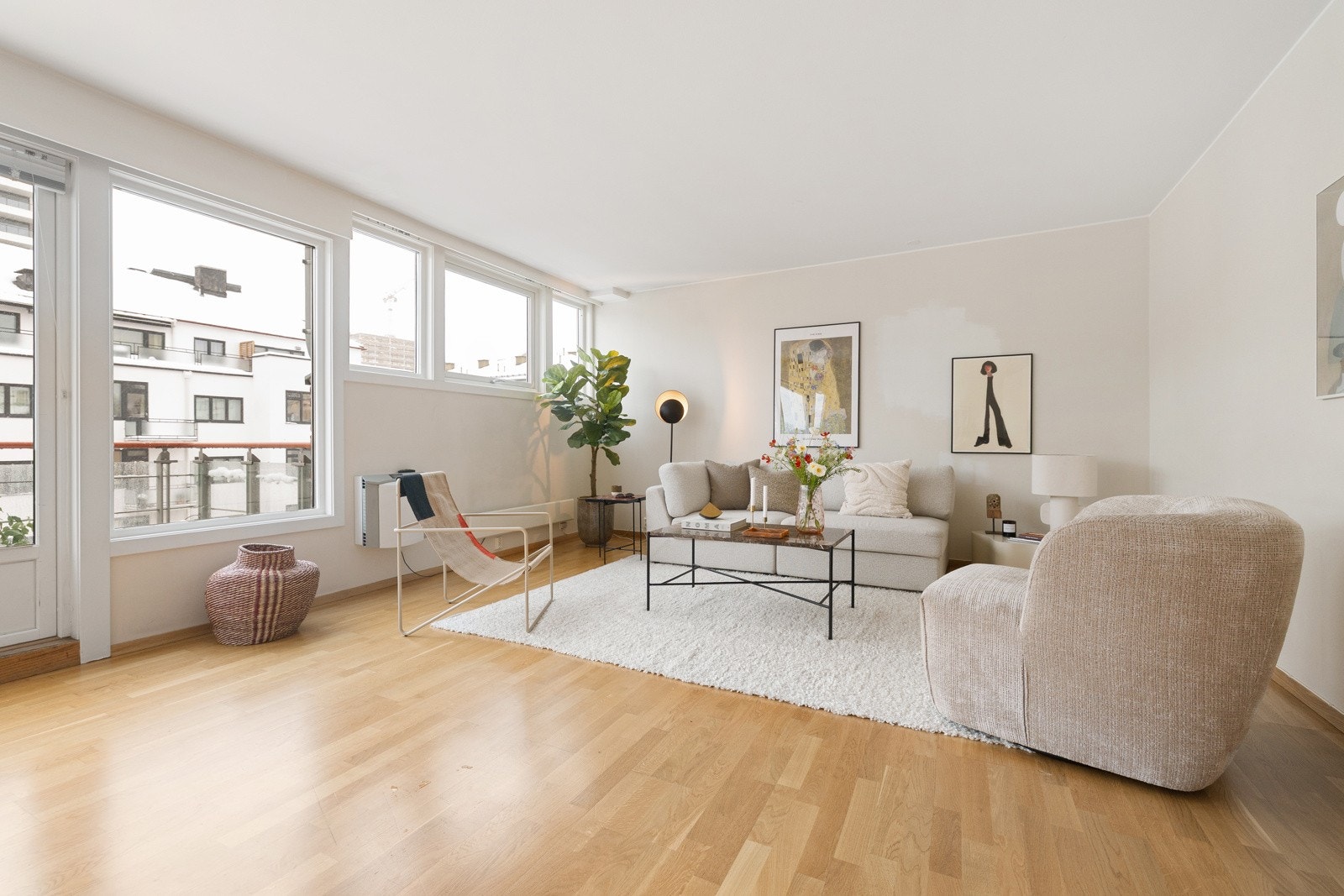 Romslig stue med store vindusflater som slipper inn rikelig med naturlig lys. Galleribilde