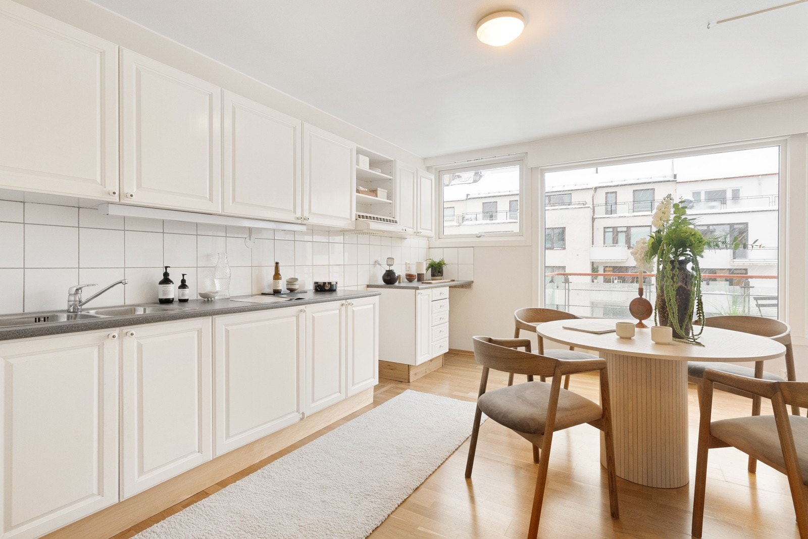 Innredning med kullfiltervifte over stekesonen, komfyr, kombiskap og opplegg for oppvaskmaskin. Galleribilde