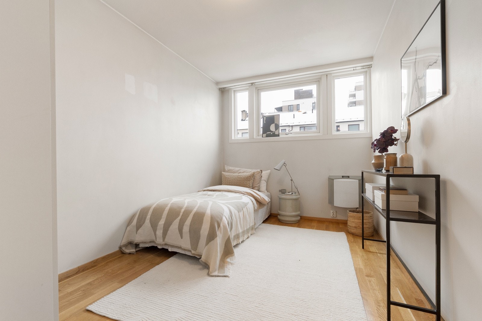 Soverom II og III er også romslige, med plass til seng, nattbord og garderobeskap. Galleribilde